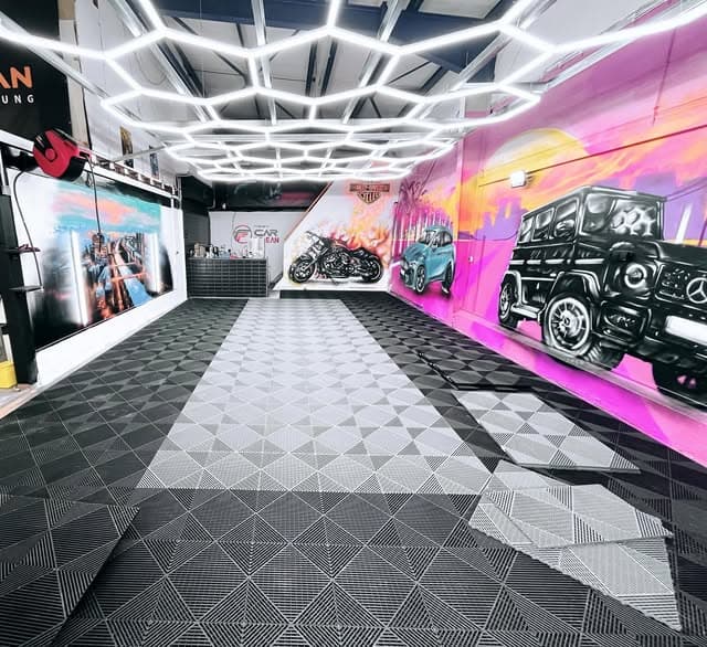Das Detailing-Studio von FF CarClean mit LED-Wabenlicht und Graffiti-Wand